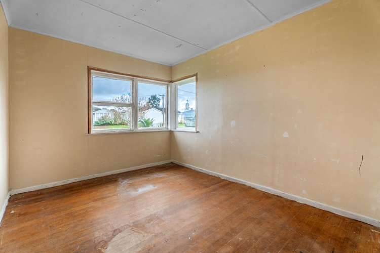 37 Featherston Crescent Otara_7