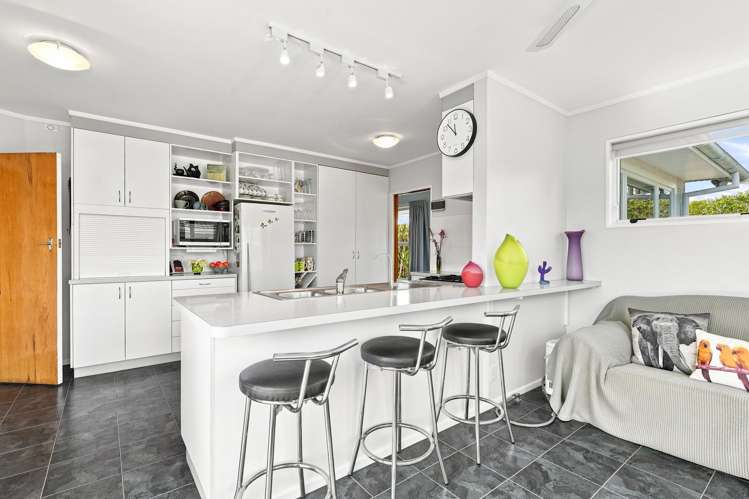 5 Eaton Crescent Otamatea_3