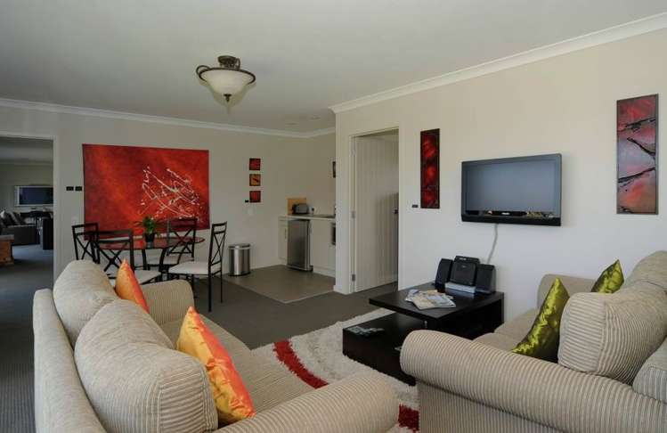 12 Chateau Crescent Rangatira Park_17