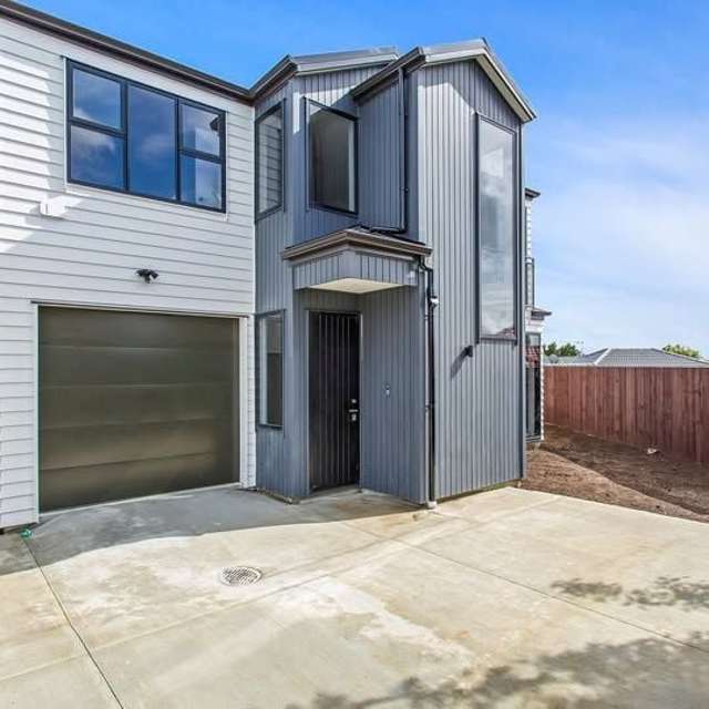 Big & Beautiful - 4 bedroom + 3 Bthrm + Garage