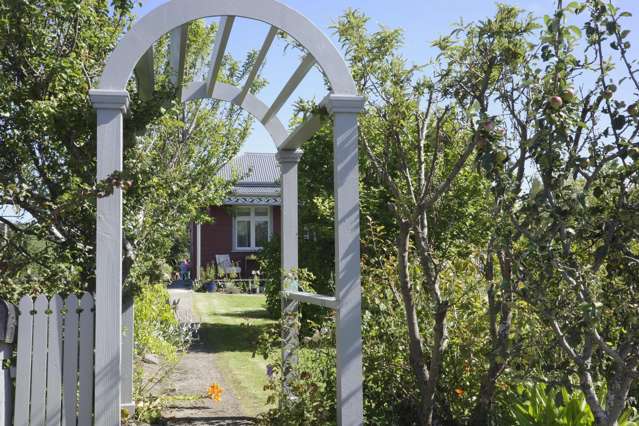 Charming restored Villa in heart of Owaka Catlins