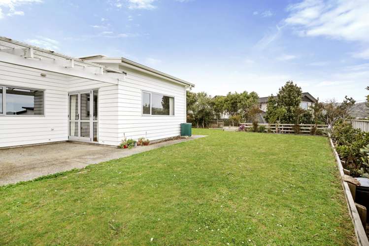 15 Paparoa Crescent Aotea_10
