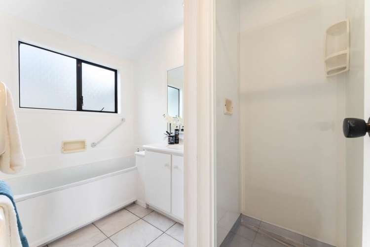 2/61 Oaktree Avenue Browns Bay_13