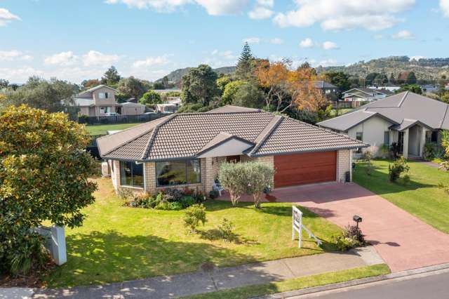CENTRAL BRICK: WALK CBD, BEACH & SCHOOL