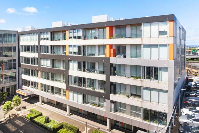 Affordable Luxury City Fringe Living!