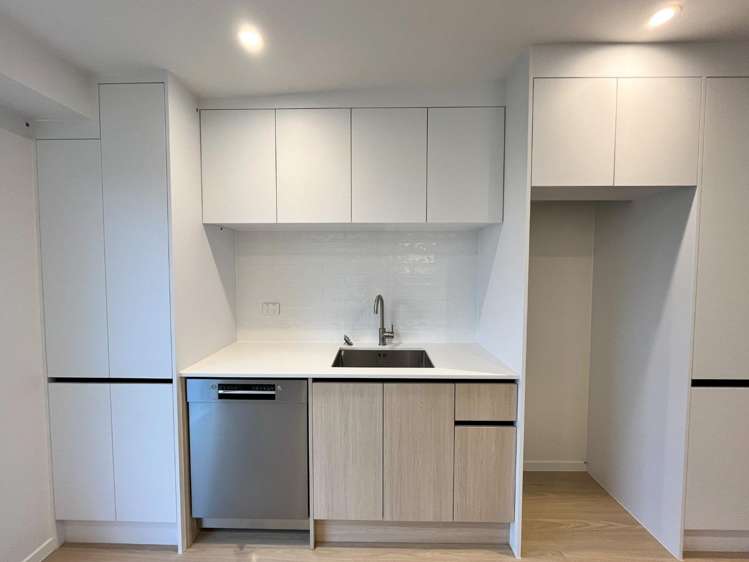 16/9 Aeroview Drive 1603_1
