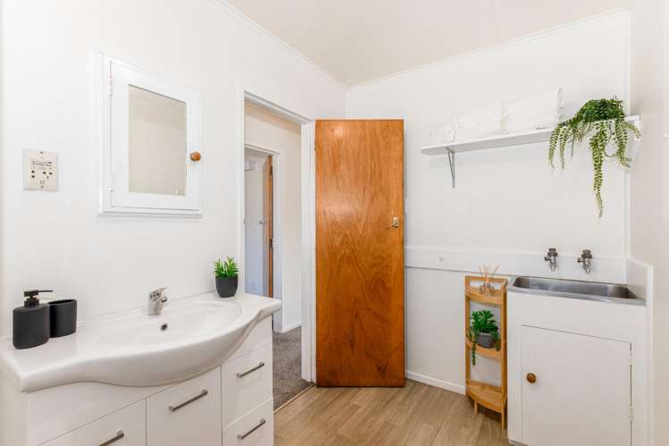 1/2 Matthews Road Wainuiomata_18