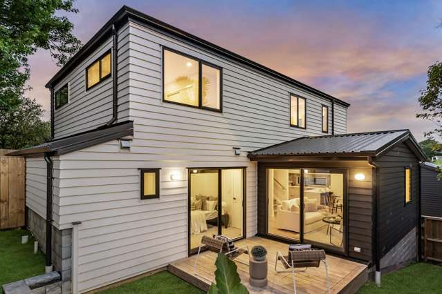 PREMIUM OPEN-PLAN LIVING WITH ENTERTAINER'S DECK!