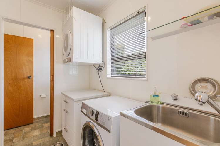 9 Deakin Place Clive_13