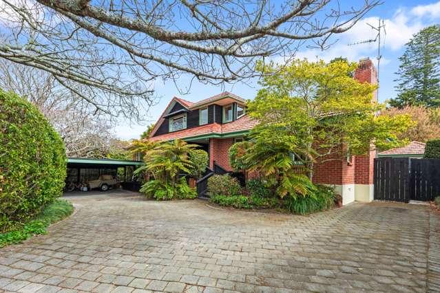 Gorgeous mid-century family home on 1292sqm