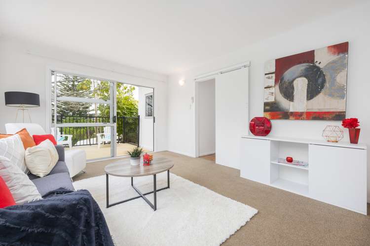 9 Piccadilly Circus Snells Beach_27