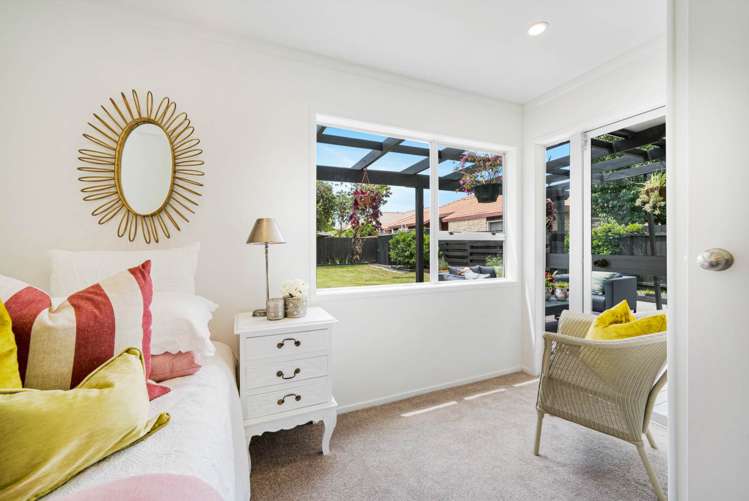 1/33 Hedge Row Sunnyhills_13