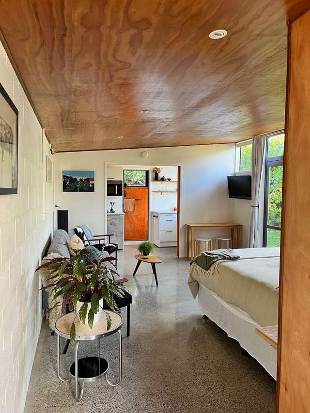 Tranquil Contemporary Garden Studio -  incl bills