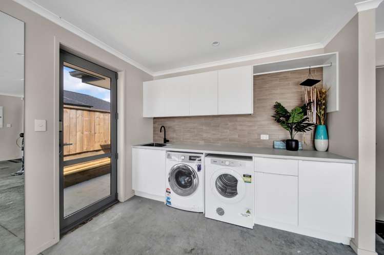 33 Honeyfield Drive Whalers Gate_17