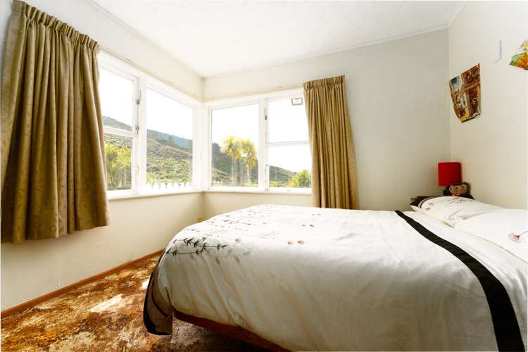 9 Holmes Grove Naenae_11