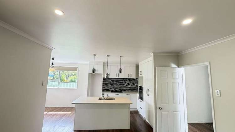 26 Sunline Avenue Massey_5