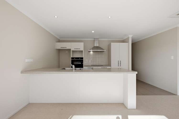 9 Barossa Way Brookfield_3