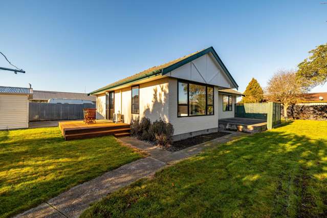 Double-Glazed Comfort in a Prime Hornby Location!