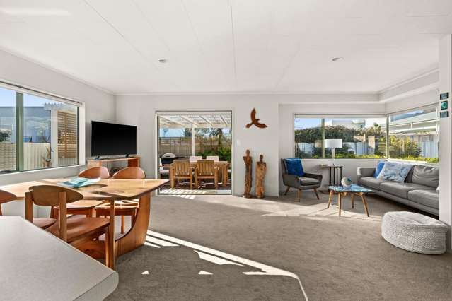 Easy Living - Sunny, Stylish & Inviting