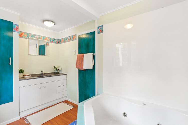 562 Scenic Drive Waiatarua_19