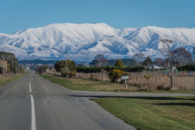 Picturesque lifestyle section with mountain views