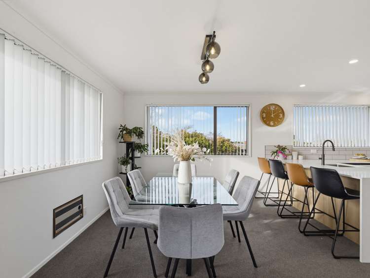 2 Regency Crescent Redwood_6