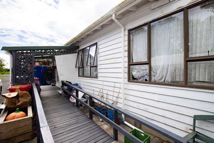 18 Canal West Road Waitakaruru_12