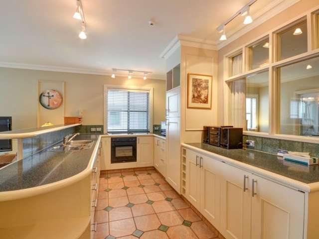 8/109 Au Beach Street Queenstown_4