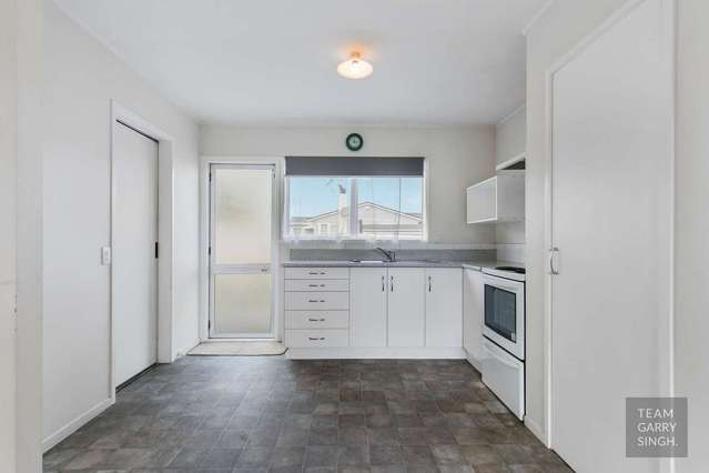 Light sunny two bedroom unit - avail 26 August