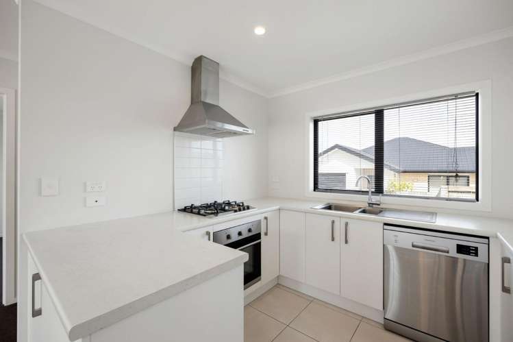 68 Sylvester Crescent 2743_2