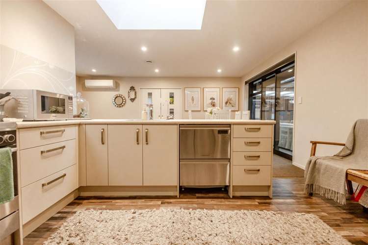 8 Higgins Place Paroa_5