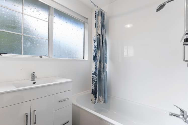 6 Cyril Way Paparangi_12