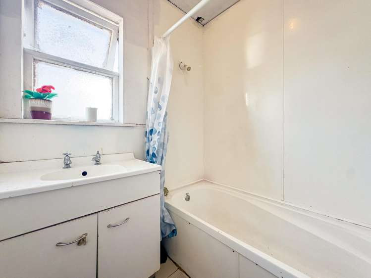 21 Alexander Crescent Otara_11