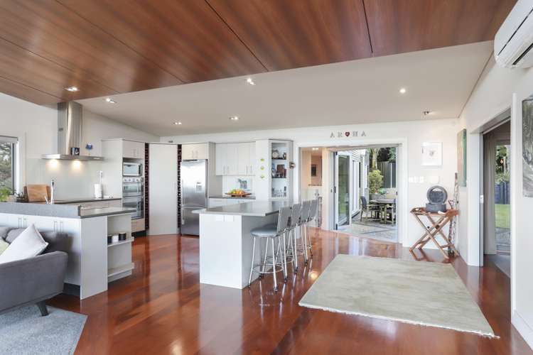 535 Scenic Drive Waiatarua_6