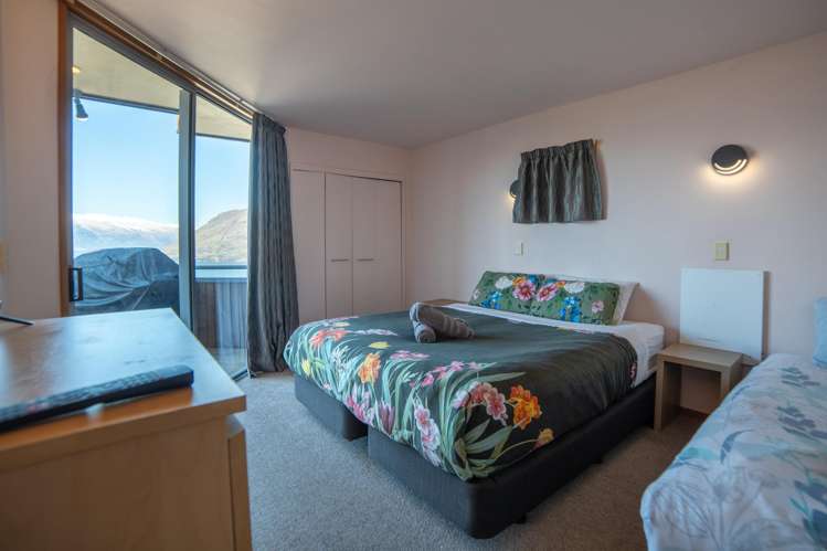 132 Wynyard Crescent Fernhill/Sunshine Bay_13