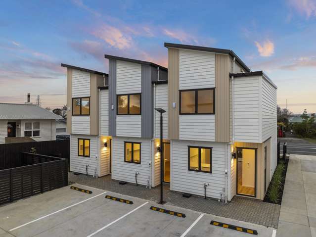 Spacious Brand New - 2 Ensuites + 2.5 Baths + Carpark!