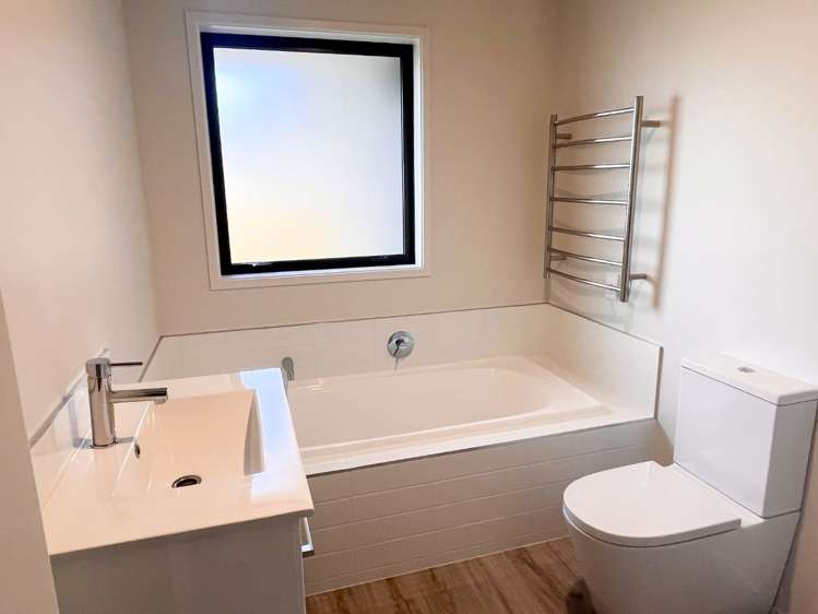 185 Faringdon Boulevard Rolleston_16