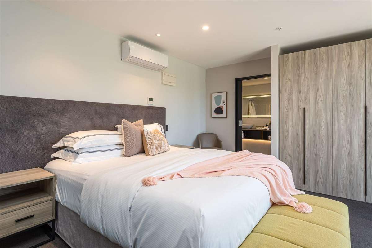 Stunning Fully Furnished Executive Inner City Apartments! 4