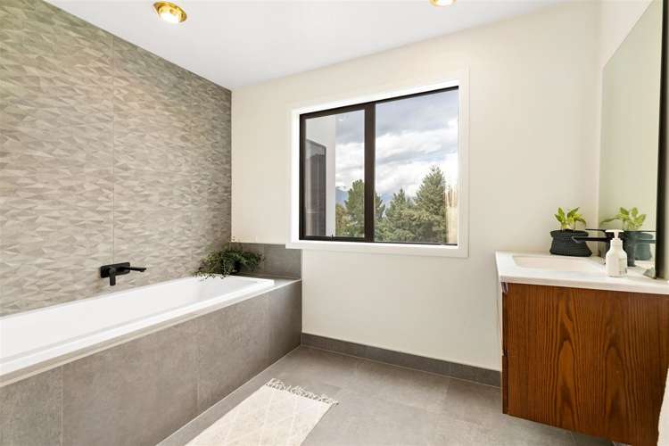 17 Thorn Crescent Fernhill/Sunshine Bay_11