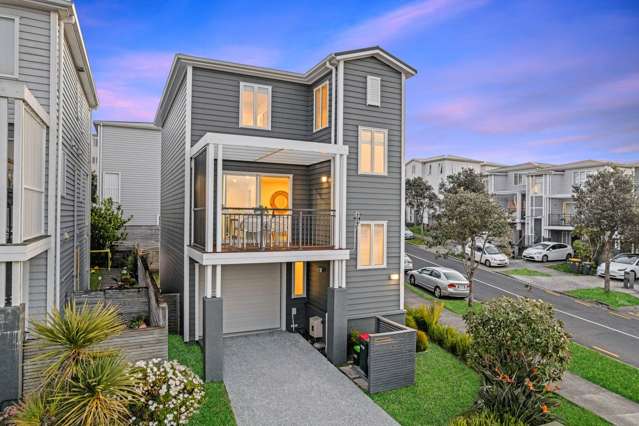 Freehold, Freestanding, Corner & Ready to Move In!