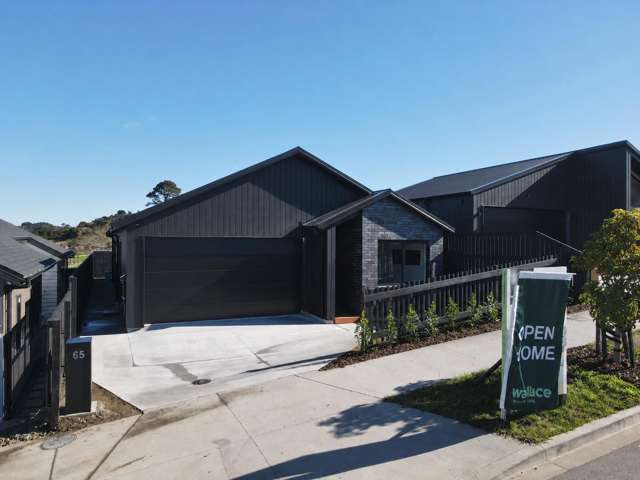 Rare as Hen's Teeth - Double Garage!!