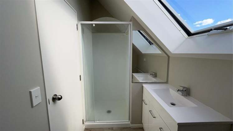 8D Inverness Avenue Hamilton East_18