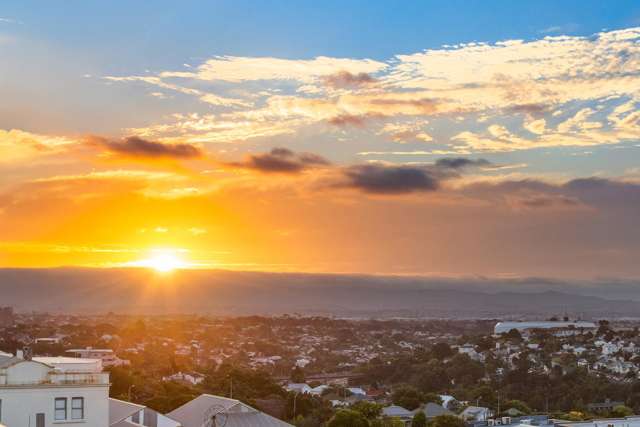 Sunsets views + 2 Car parks!