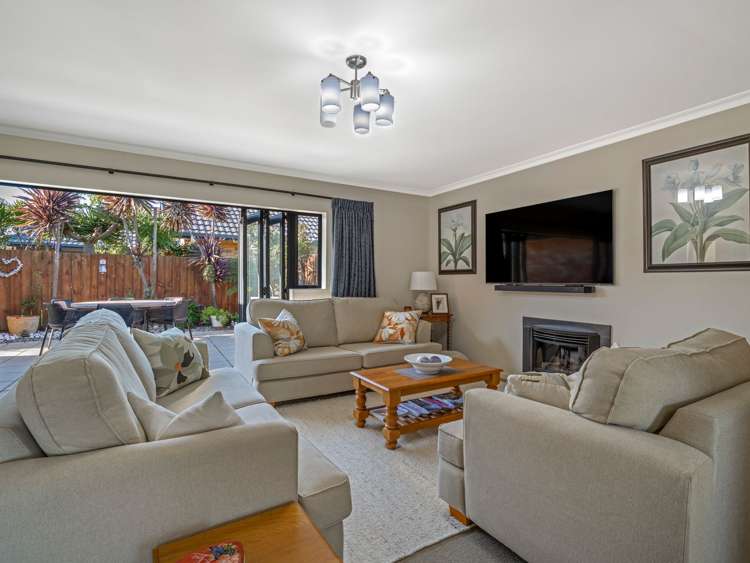 6 Golden Courie Close_1
