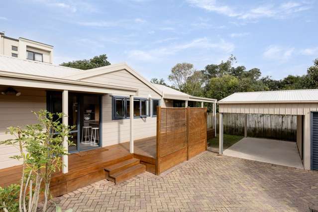 Beach living & privacy: cute Lockwood home for you