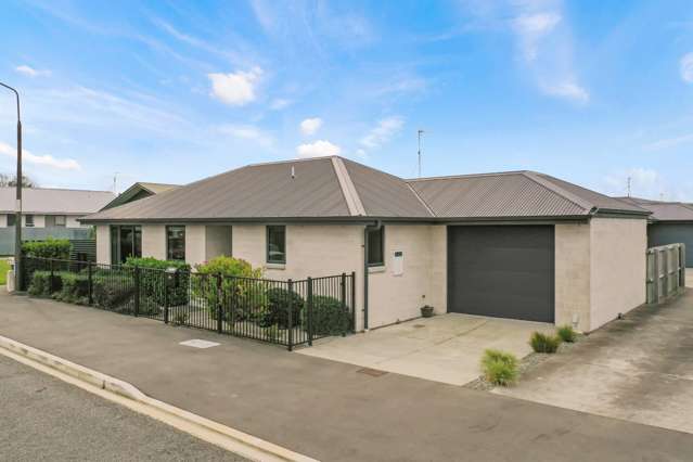 Modern, Low-Maintenance Townhouse Close to Town