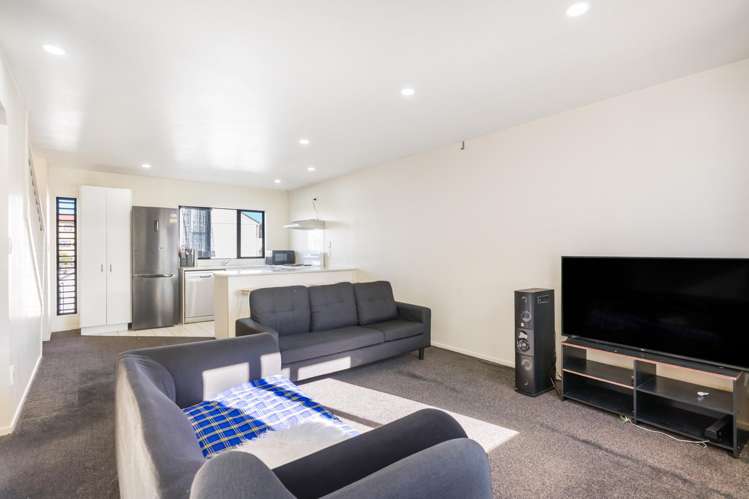 2/12 Ambrico Place_1