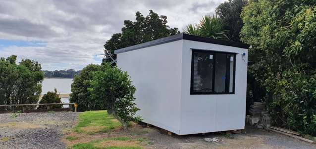 Cabin 6/15 Rangiwhea Rd, Sandspit Motorcamp Waiuku_4