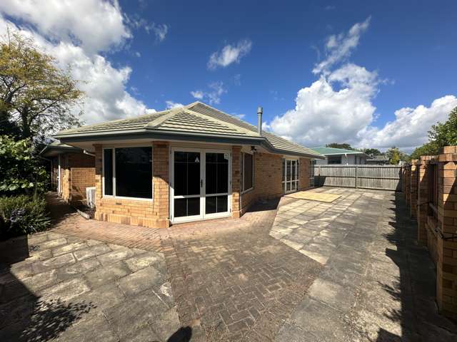 Spacious 3 bedroom Home In Linwood!