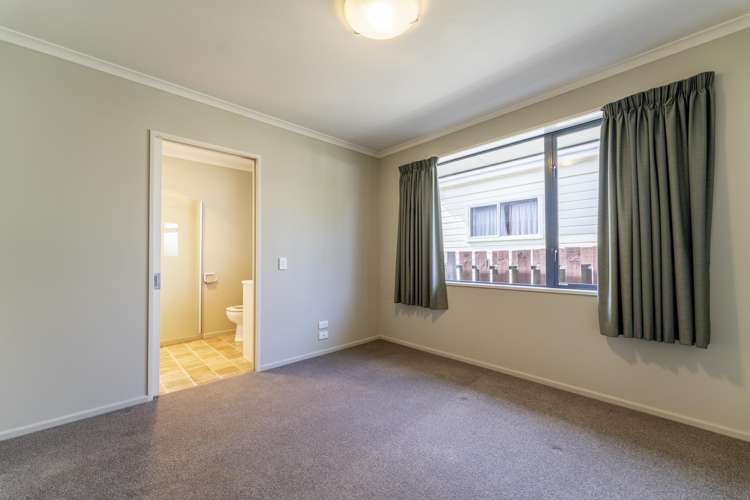 13 Raymond Street West End_14